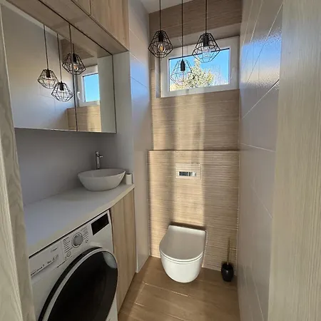 Sunny In Quiet Area 아파트