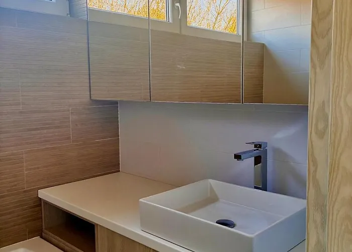 Sunny In Quiet Area Apartment *